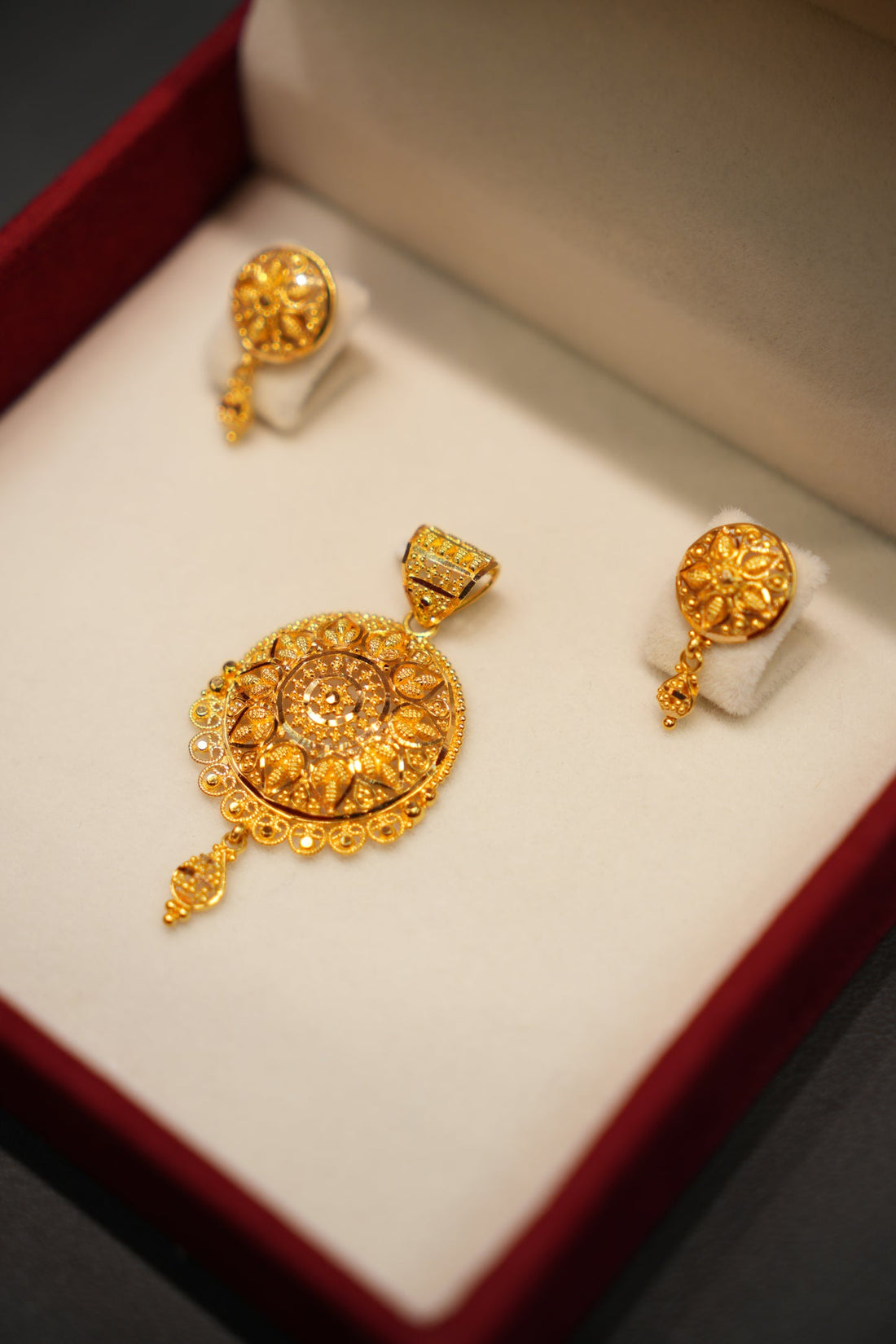 22K Gold Ladies Pendant Set