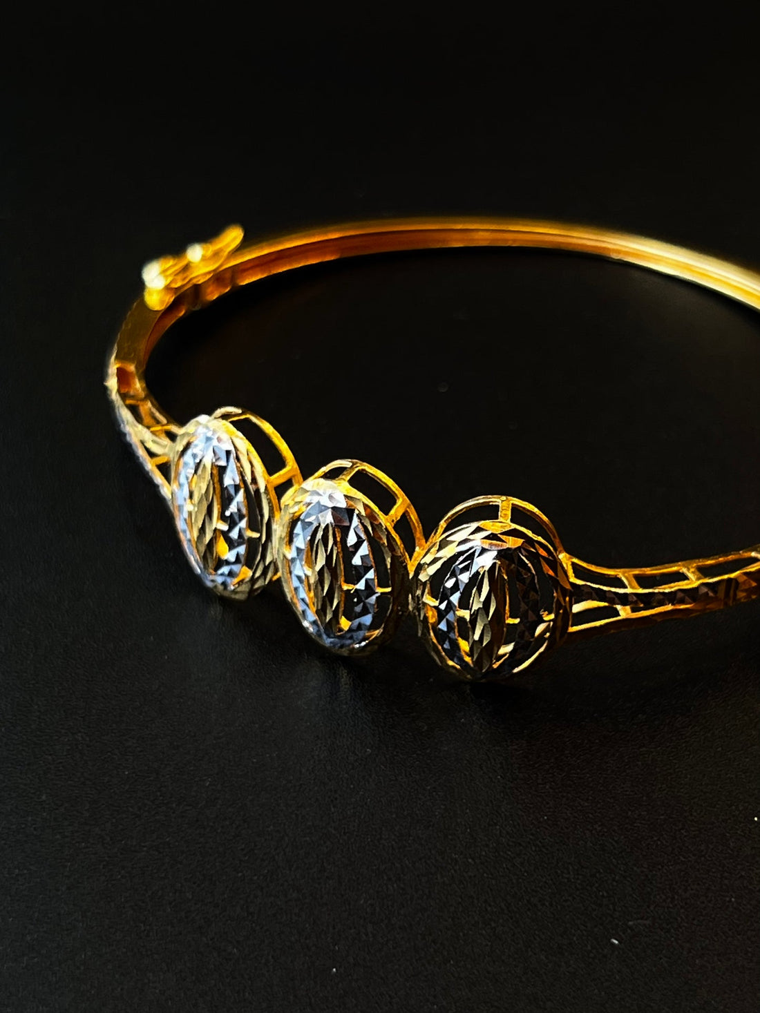 22k Gold Ladies Bangle