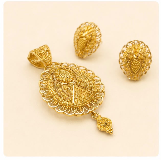 22K Gold Oval Pendant Set
