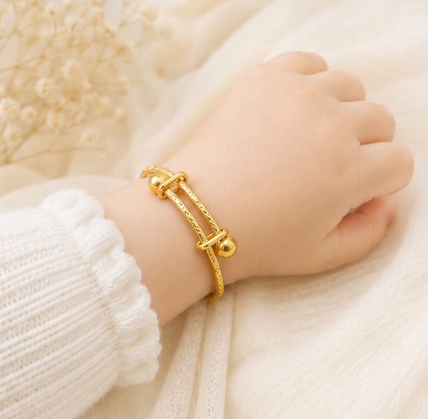 Interlocking 22k Gold Kid Bangle