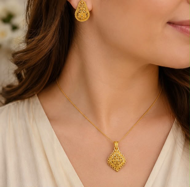 22K Gold Graceful Lattice Pendant Set