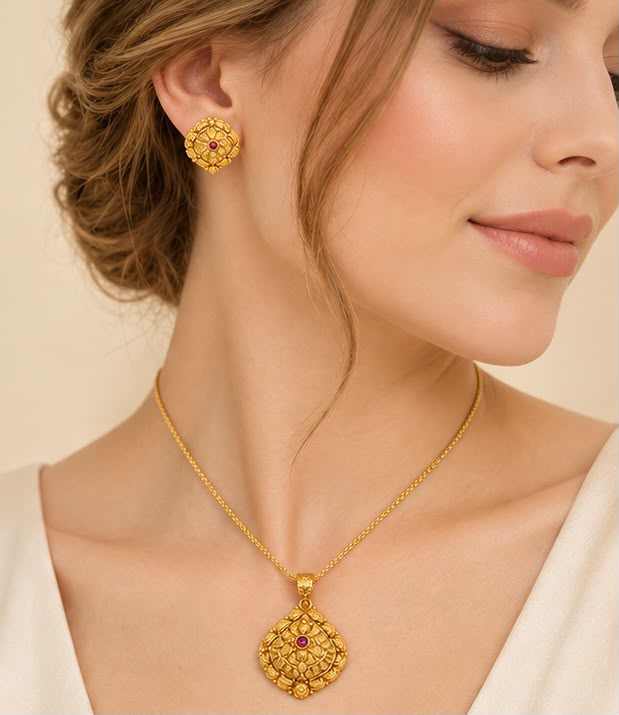 Graceful 22k Gold Pendant Set