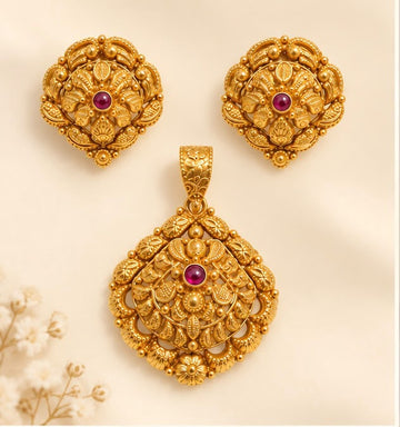 Graceful 22k Gold Pendant Set