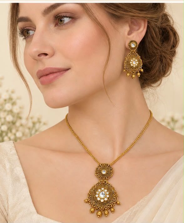 Antique Polished 22k Gold Pendant Set